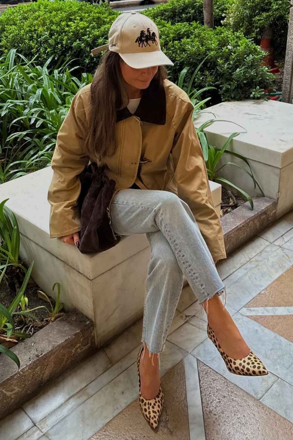 Barn Jacket mit heller Jeans und Leo Heels