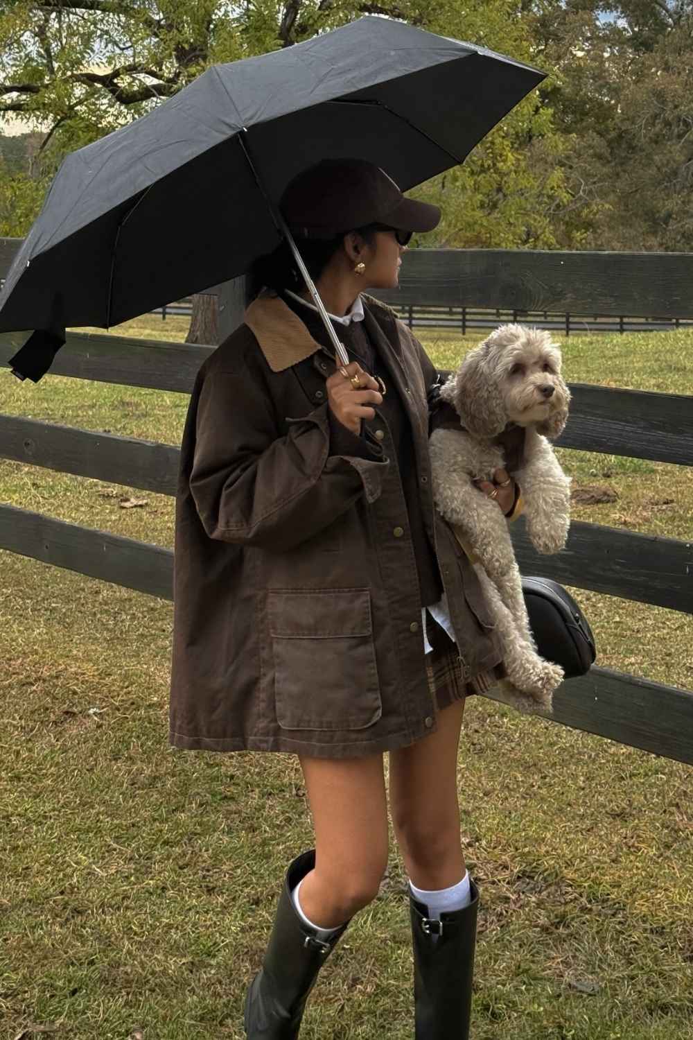 Barn Jacket mit kariertem Minirock und schwarzen Stiefeln