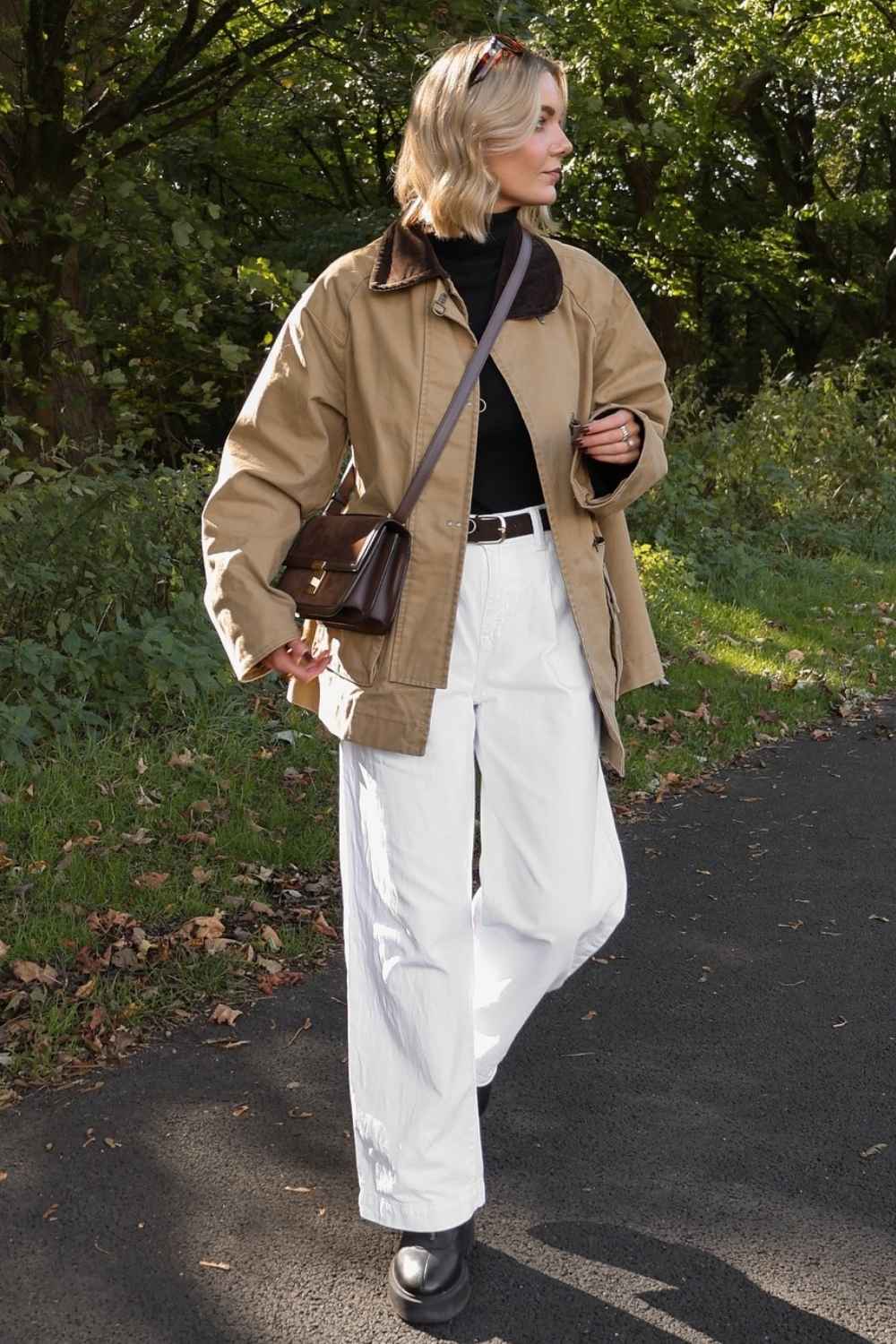 Barn Jacket mit schwarzem Rollkragen und weisser Jeans