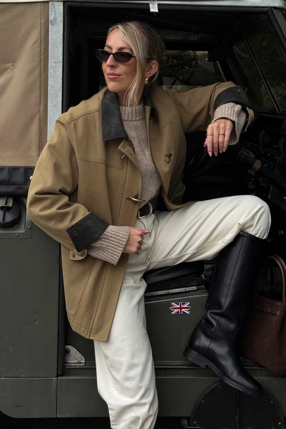 Beige Barn Jacket mit cremefarbener Jeans und Reitstiefeln