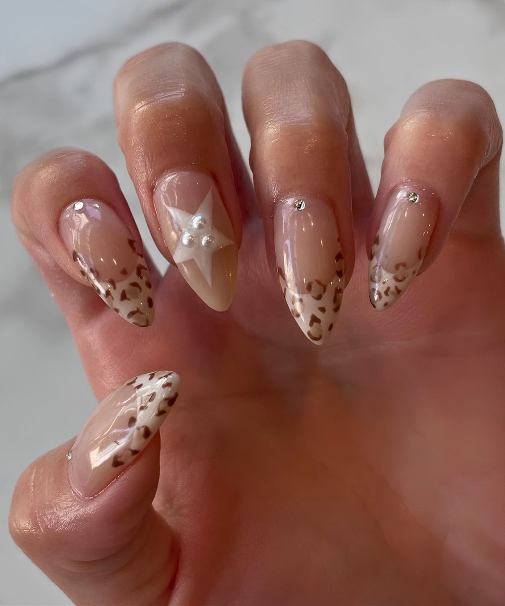 Beige French Naegel mit Leopardenmuster und Sternen