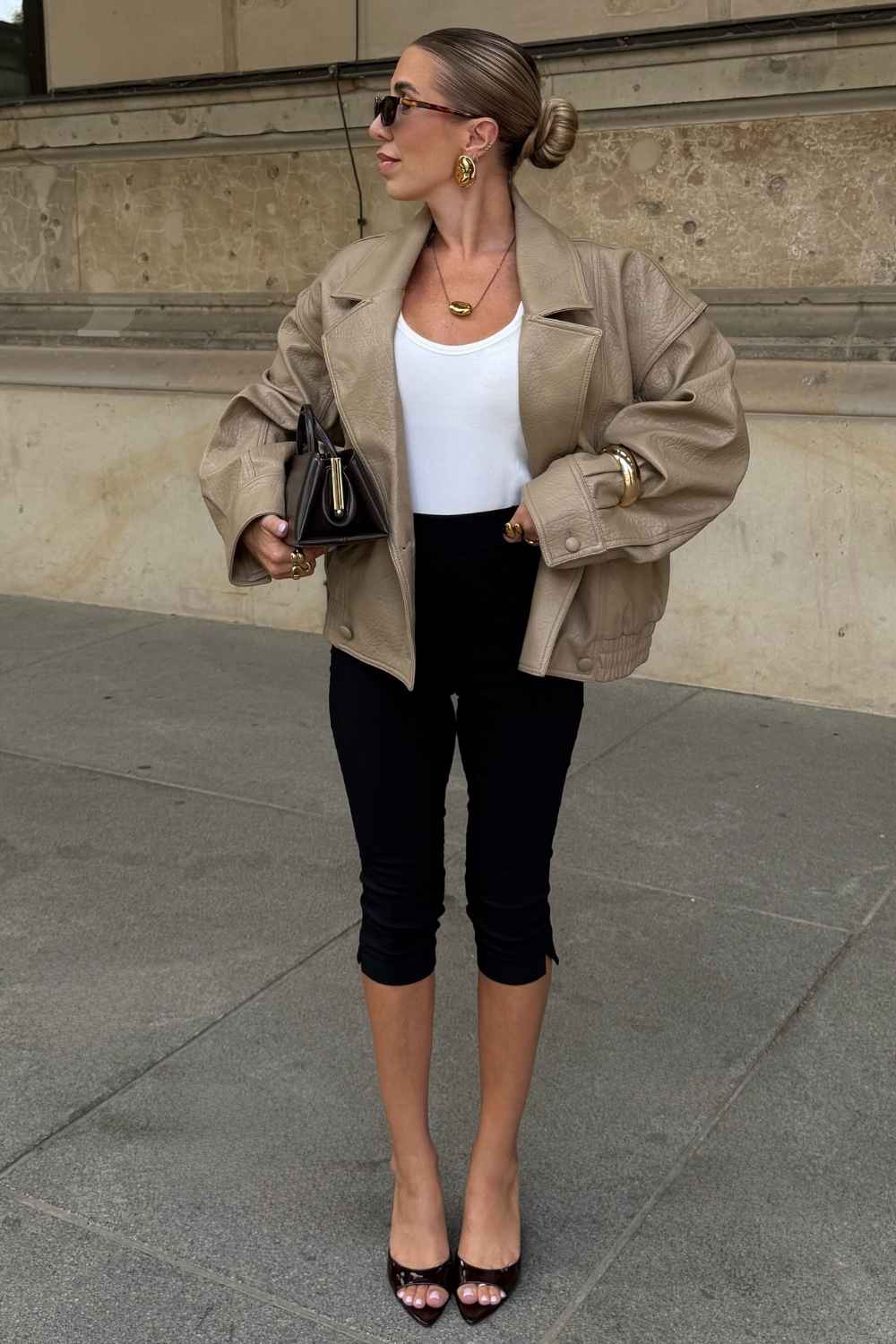 Beige Lederjacke mit weissem Top und schwarzer Caprihose