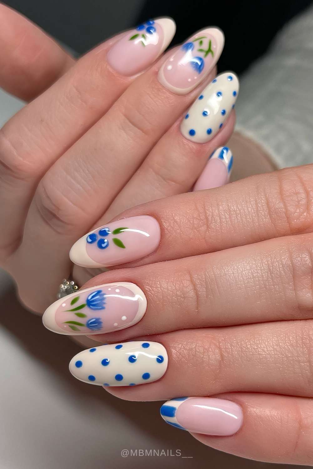 Beige Manikuere mit Blaubeeren und Tulpen