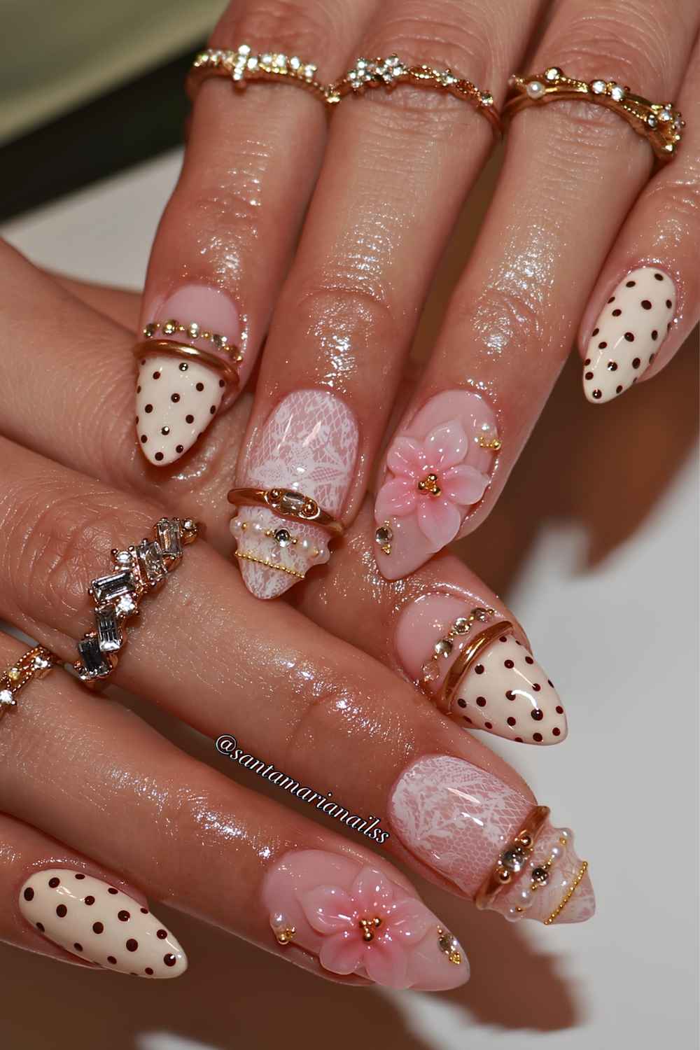 Beige Polka Dot Naegel mit 3D Blumen und Bangle Design