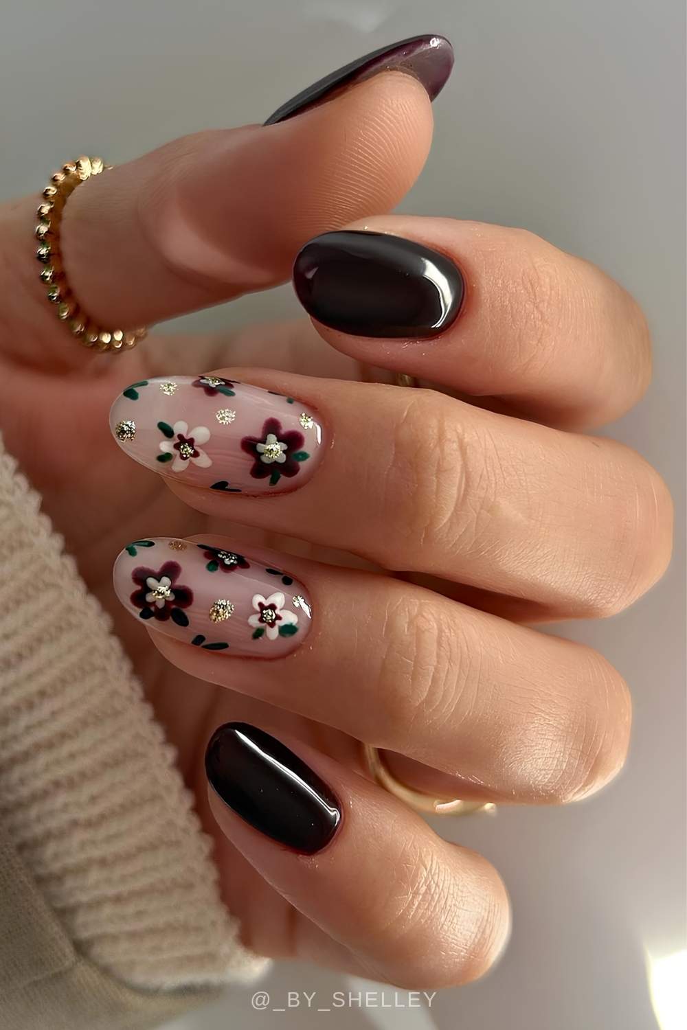 Black Cherry Naegel mit Blumen und Glitzer