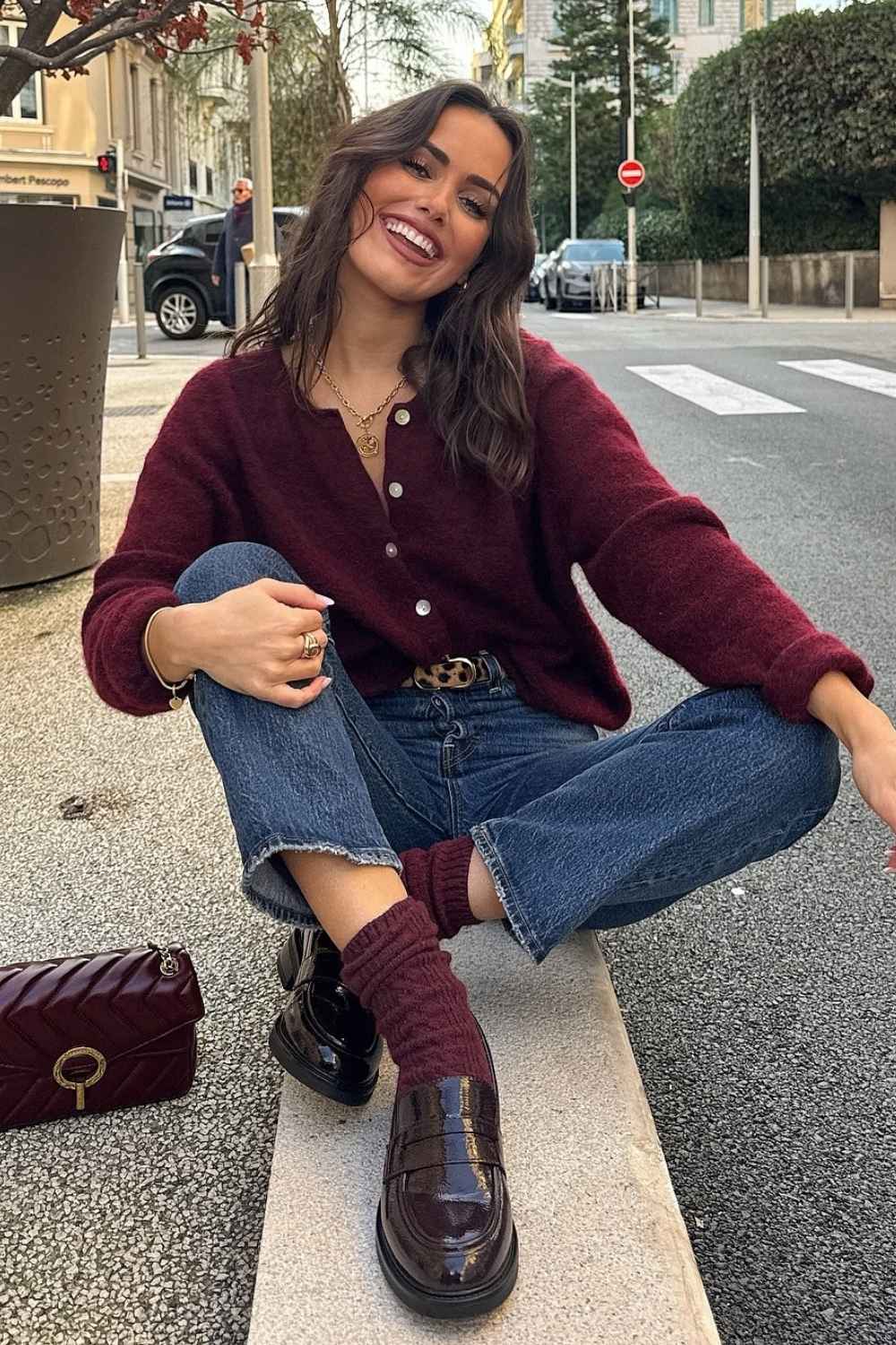 Bordeaux Cardigan mit Jeans und Loafern