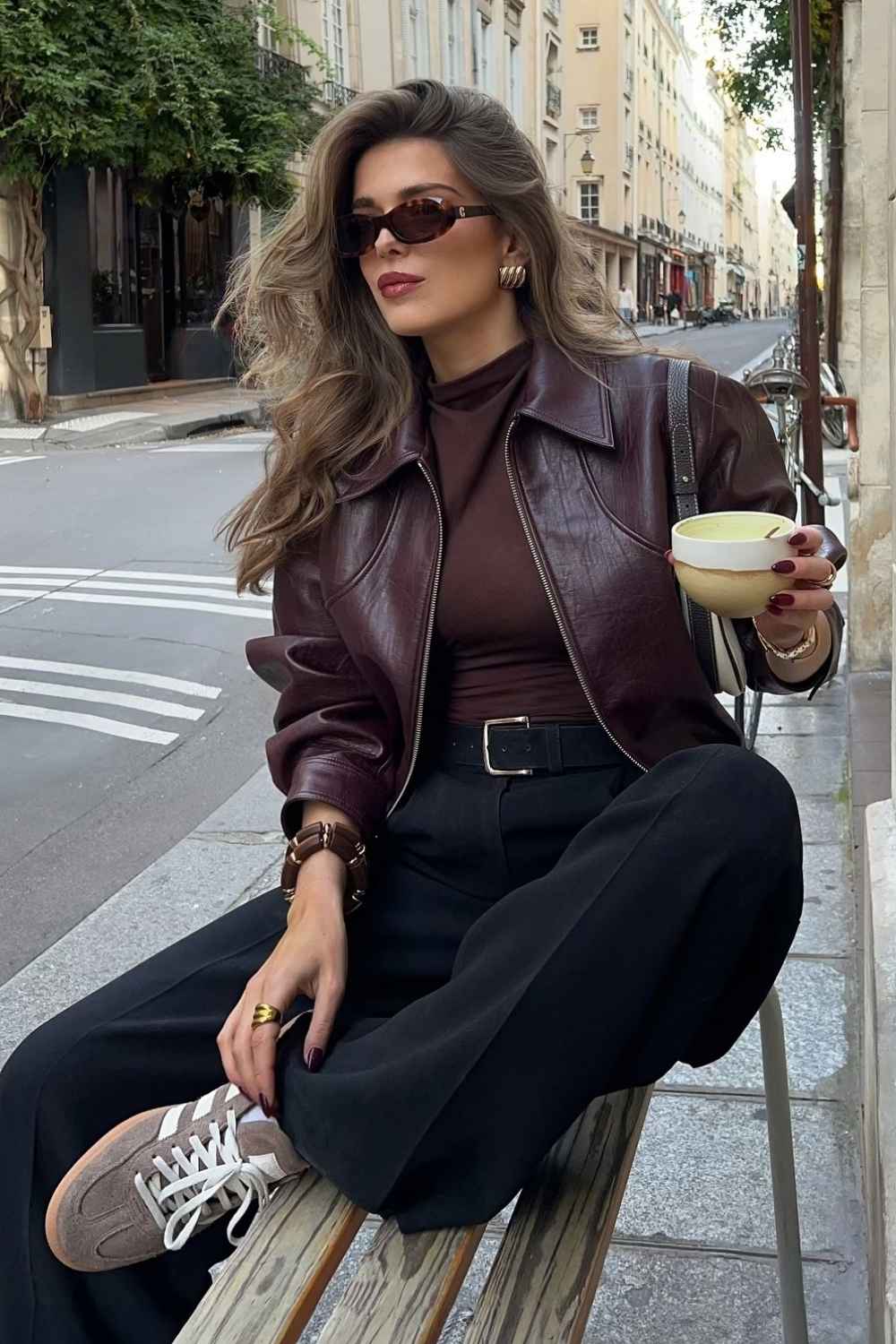 Bordeaux Lederjacke mit braunem Rollkragen und schwarzer Hose