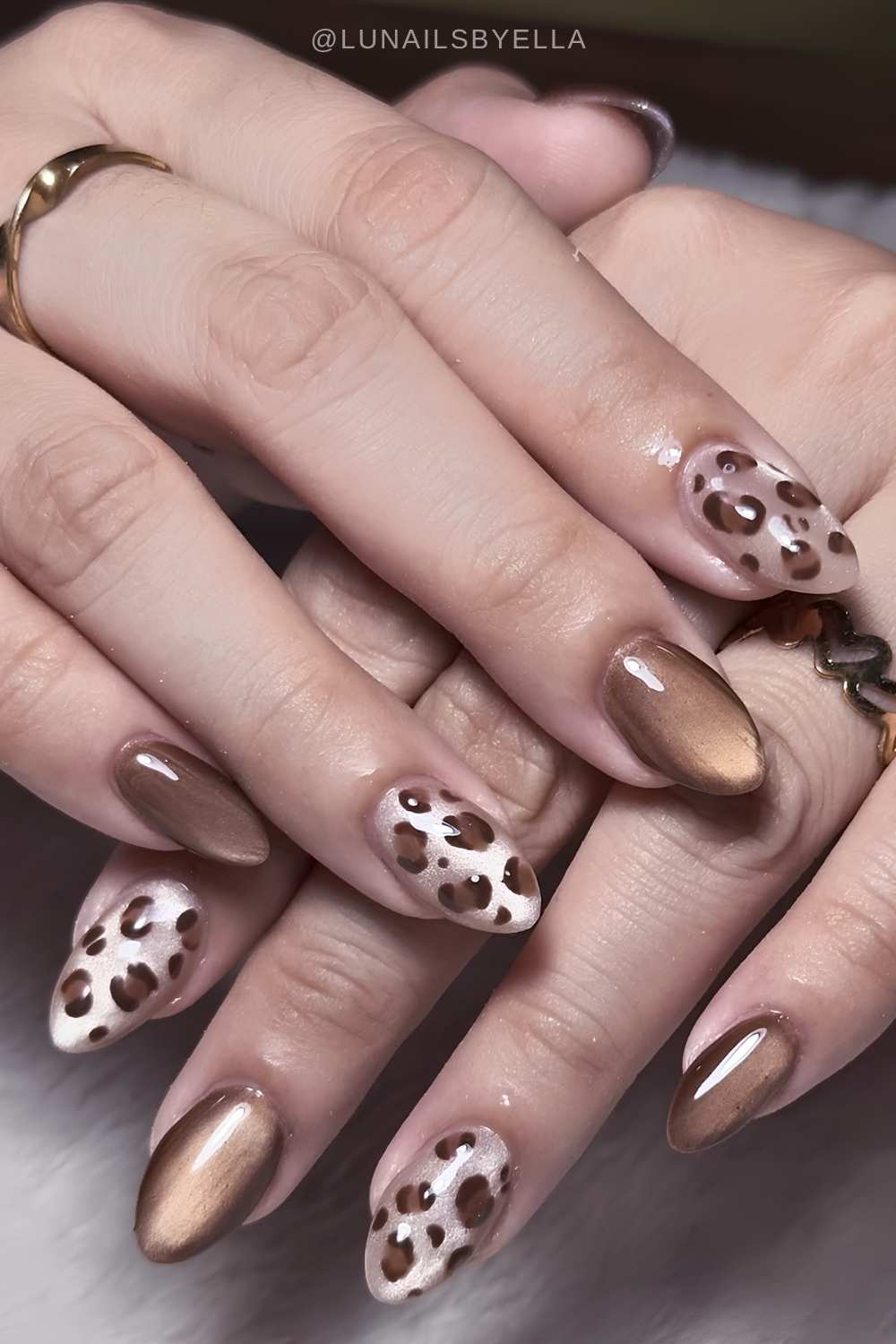 Braun weisse cat eye manikuere mit leopardenmuster