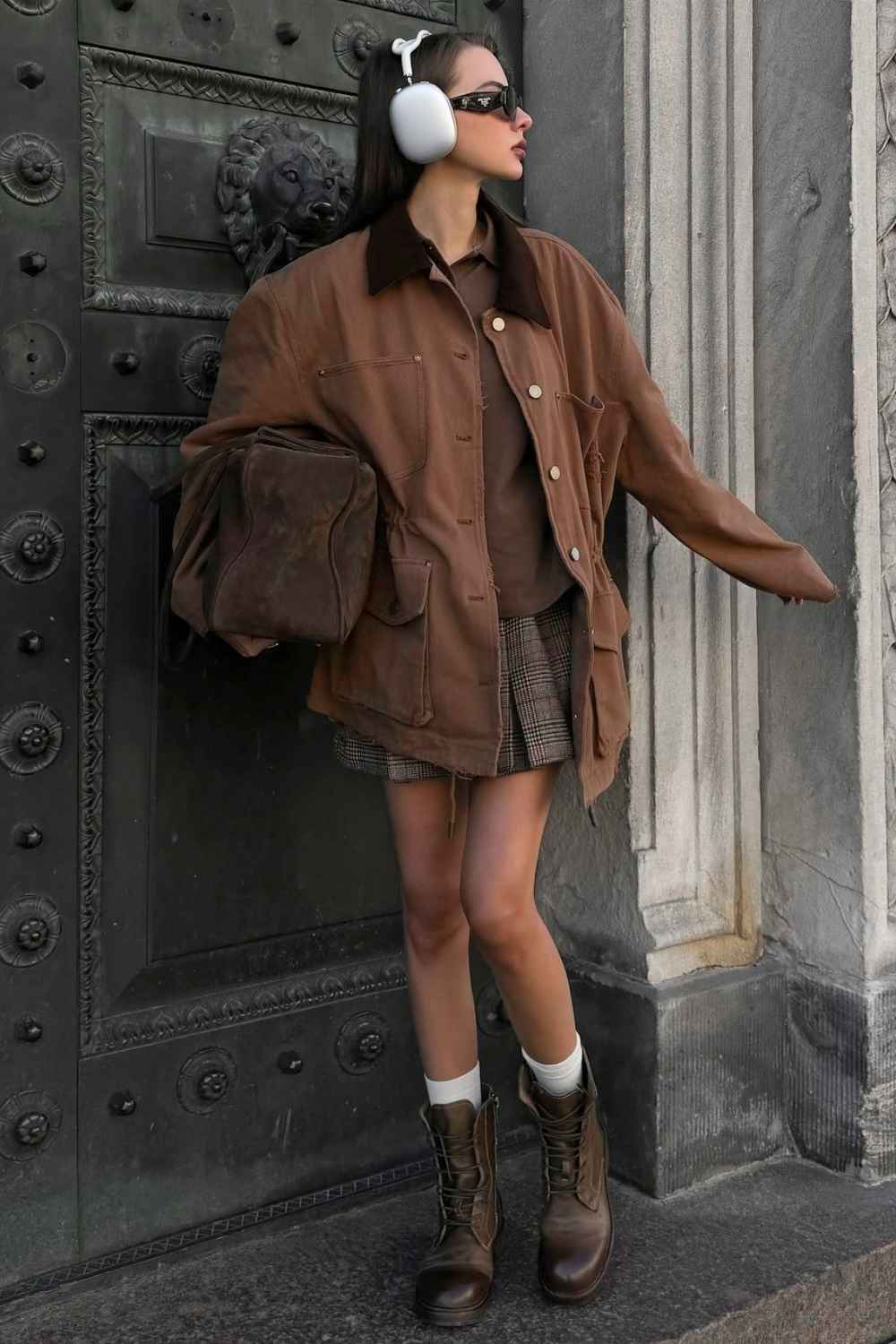 Braune Barn Jacket mit braunem Hemd und kariertem Minirock
