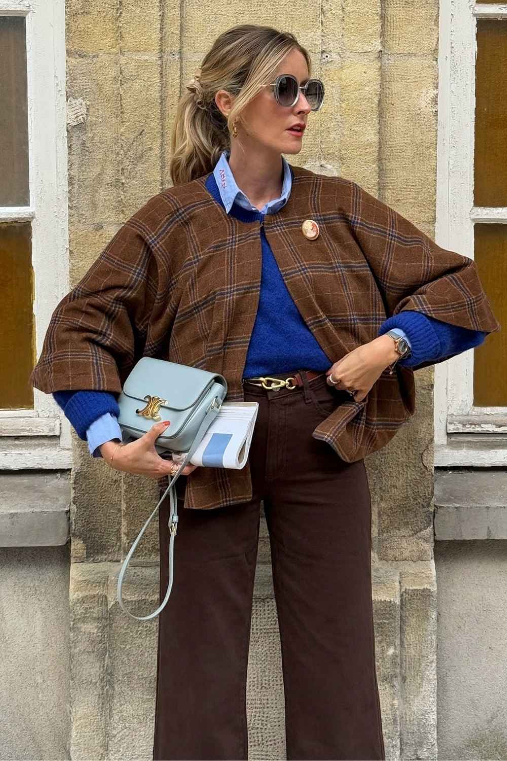 Braune Karojacke mit Kobalt Pullover und brauner Jeans