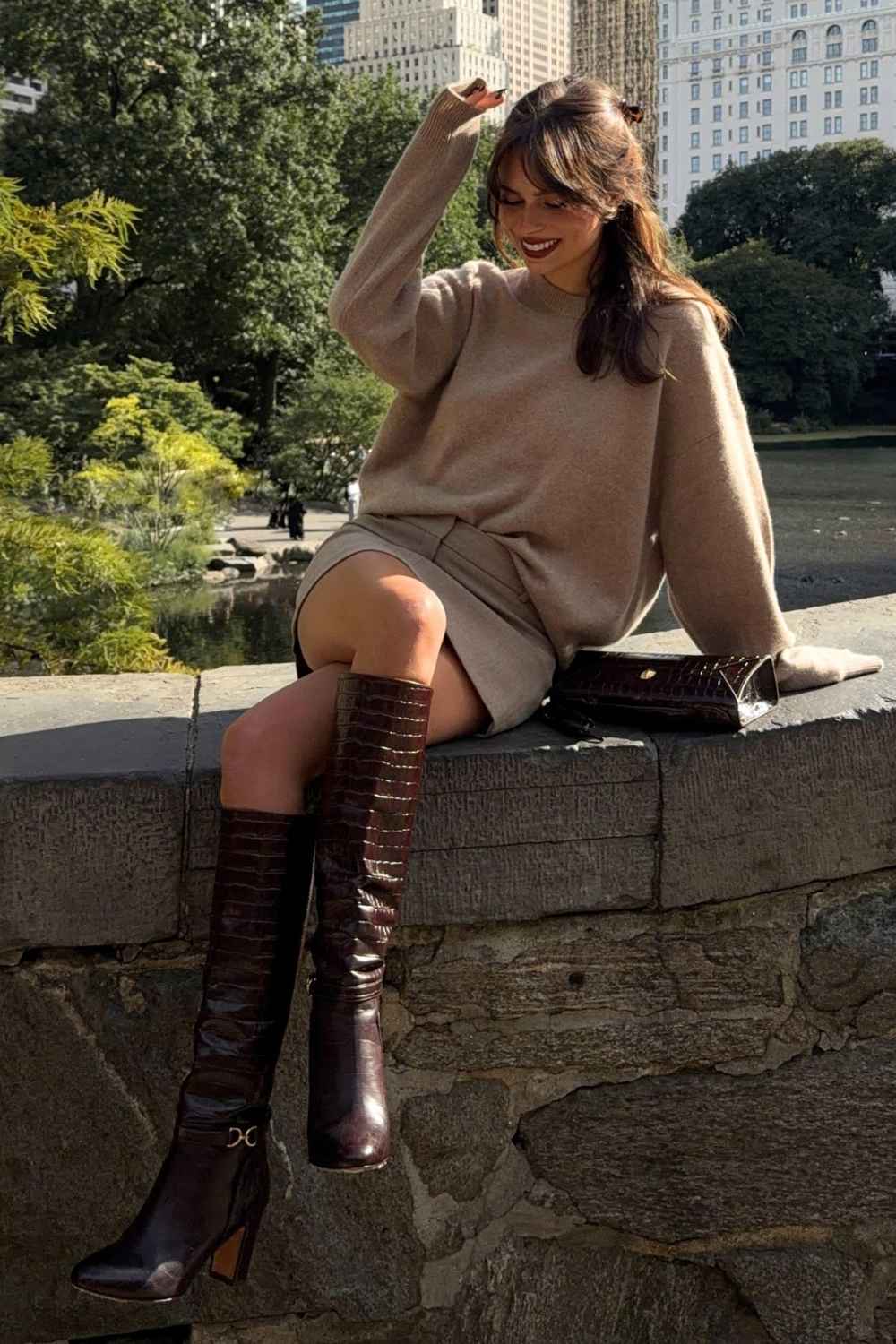 Braune Kroko Stiefel mit Hafer Pullover und Minirock