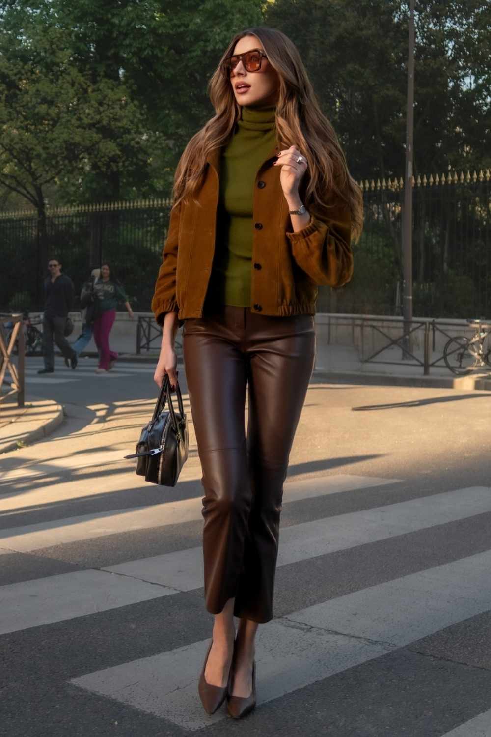 Braune Lederhose mit Wildlederjacke und olivfarbenem Rollkragen