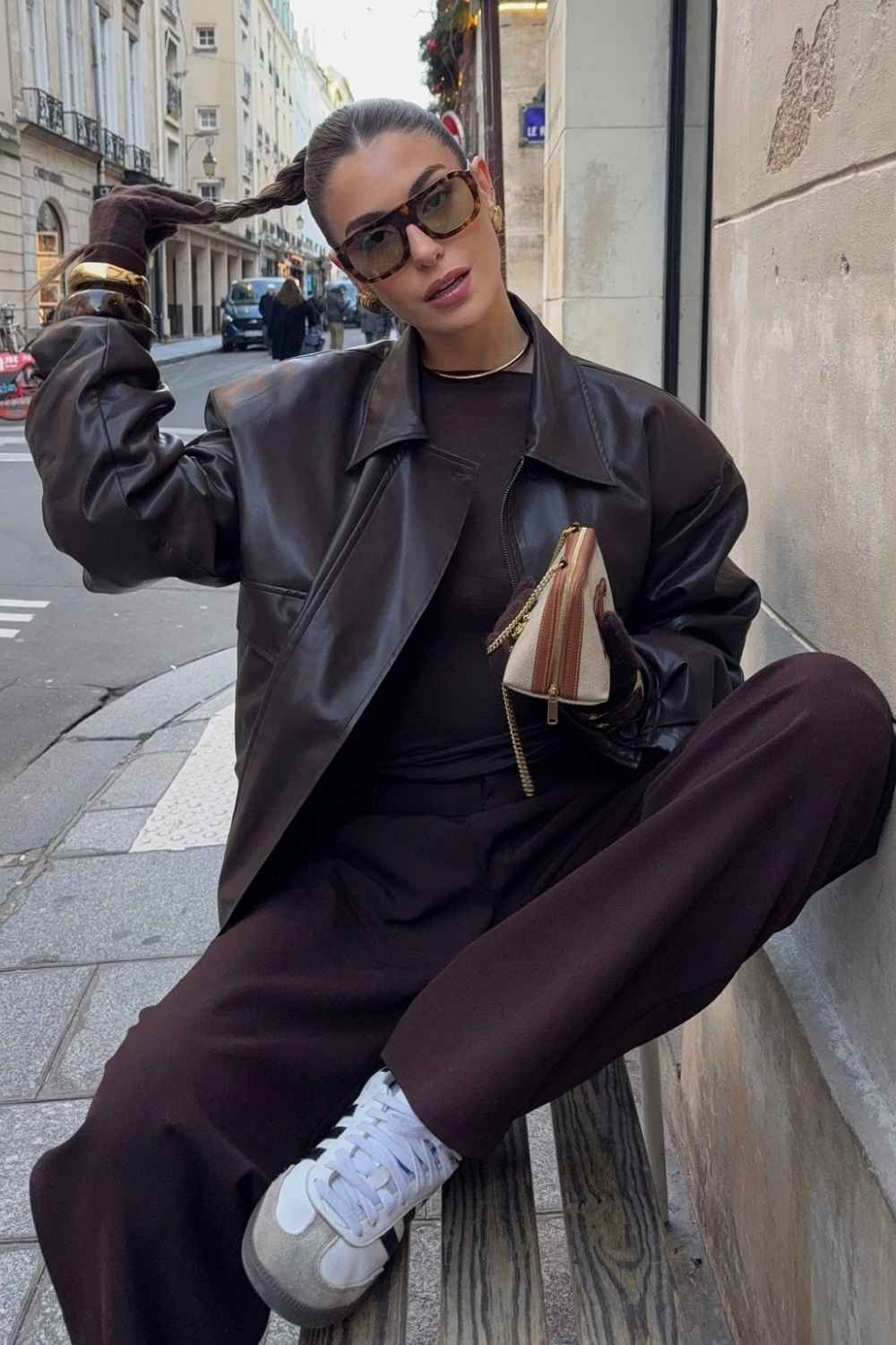 Braune Lederjacke mit Hose und Sneakern