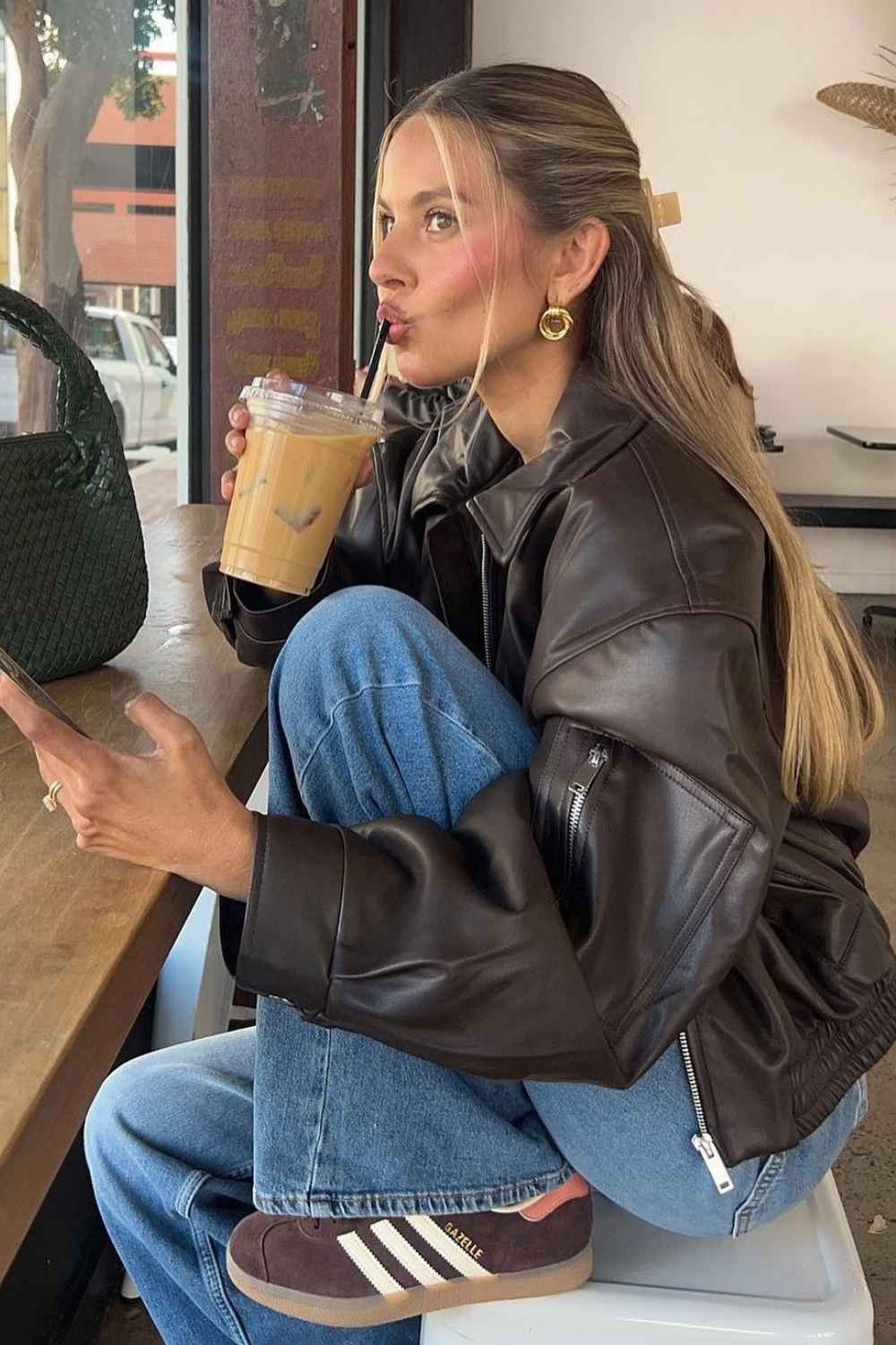 Braune Lederjacke mit Jeans und Wildleder Sneakern