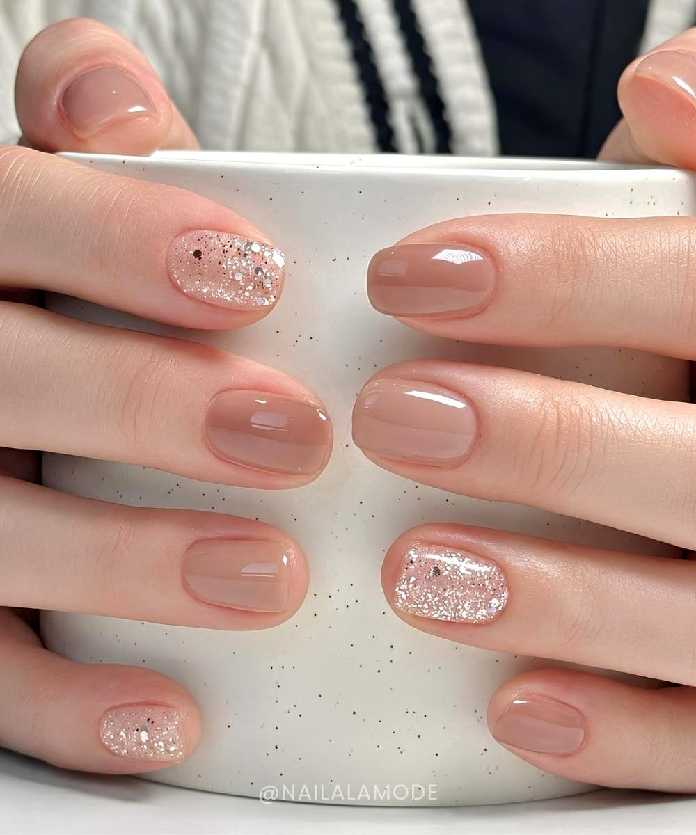 Braune Nude Naegel mit Glitzer