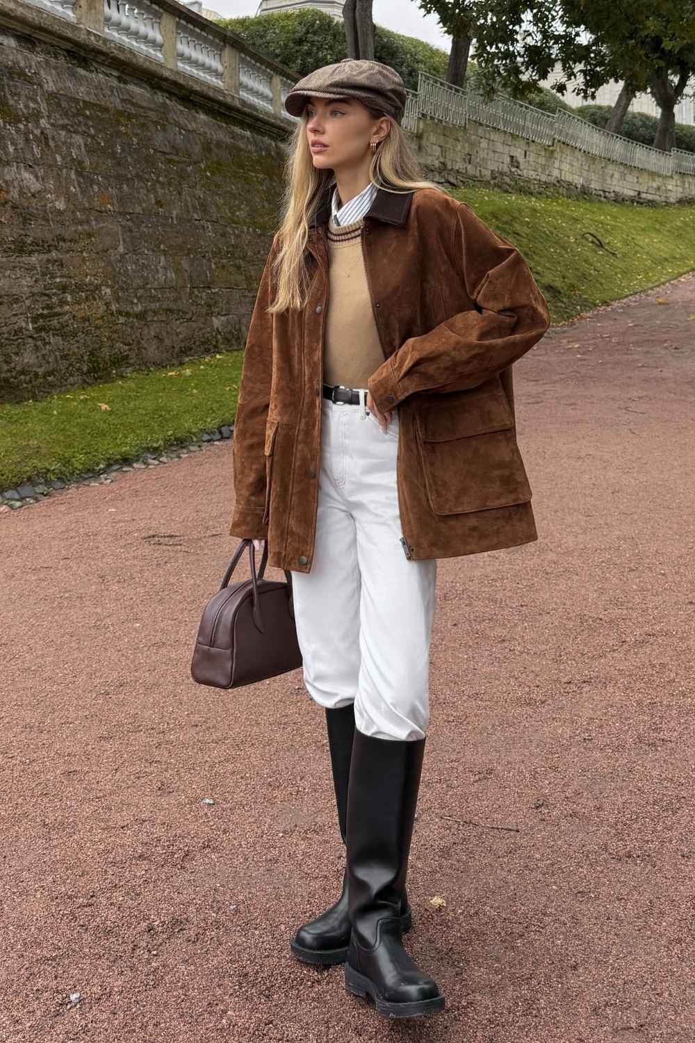 Braune Wildleder Barn Jacket mit weisser Jeans und schwarzen Stiefeln