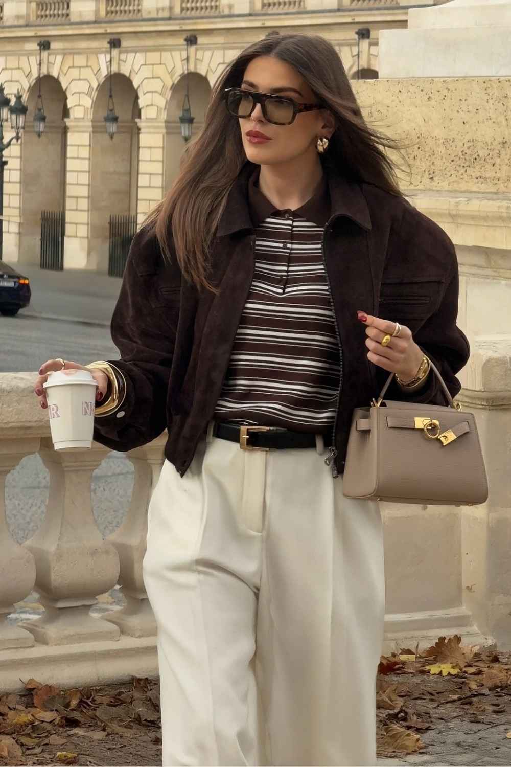 Braune Wildlederjacke mit Streifenpolo und cremefarbener Hose