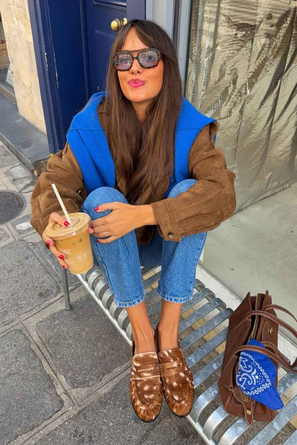 Braune Wildlederjacke mit kobaltblauem Layer und Loafern