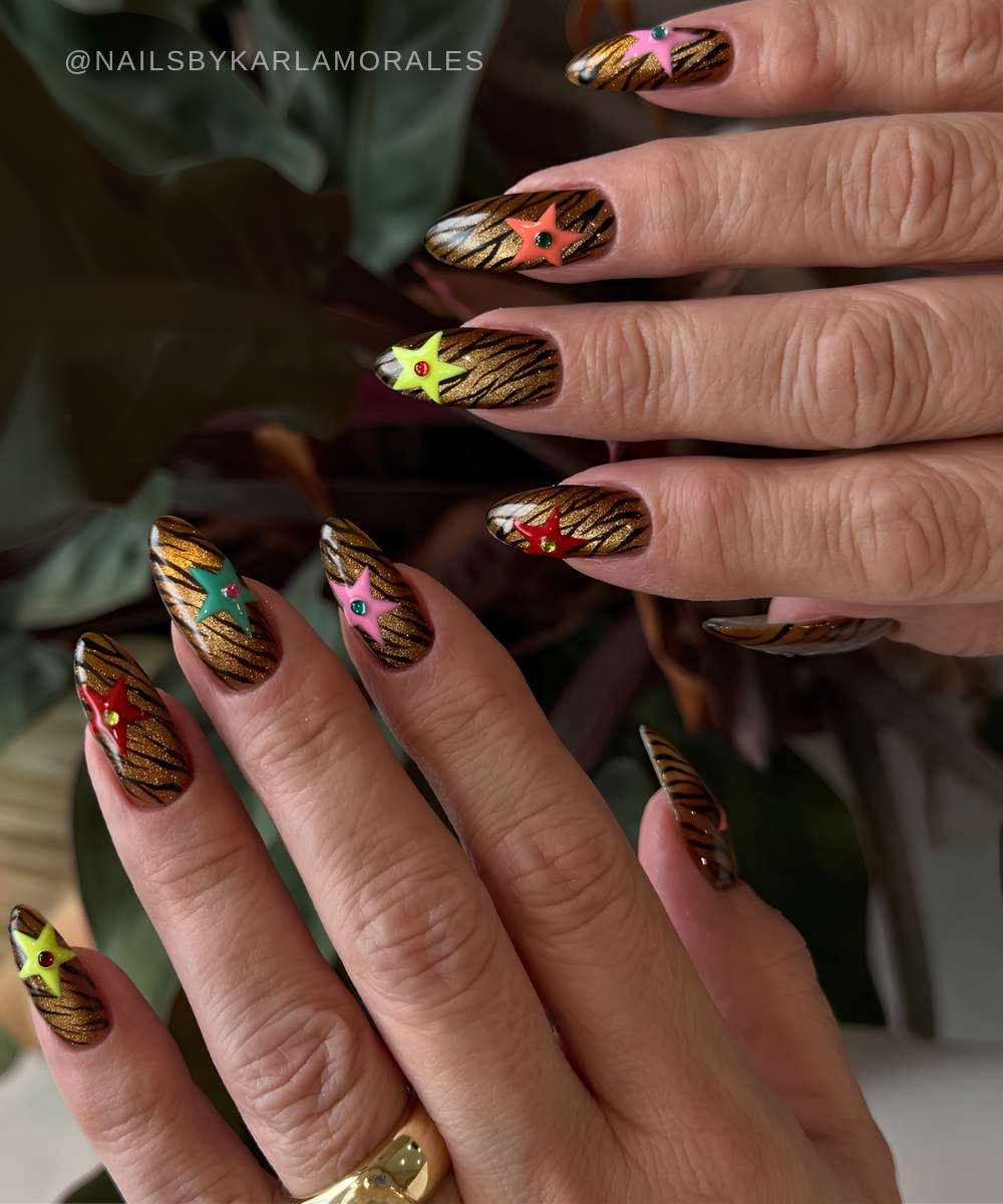 Braune cat eye naegel mit tigermuster und bunten sternen