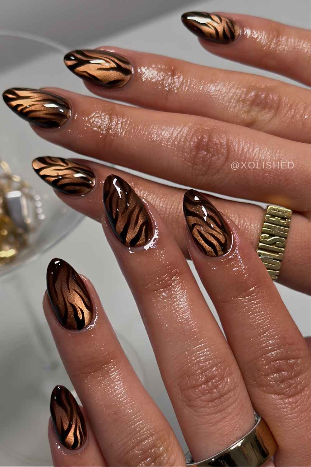 Braune cat eye naegel mit tigerstreifen