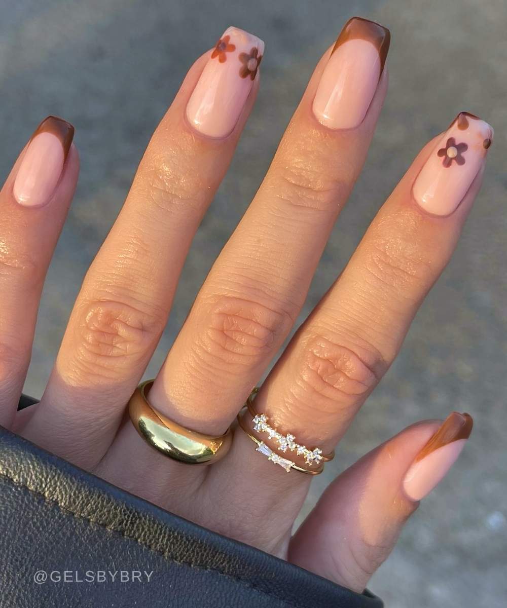 Braune eckige French Mani mit Blumen
