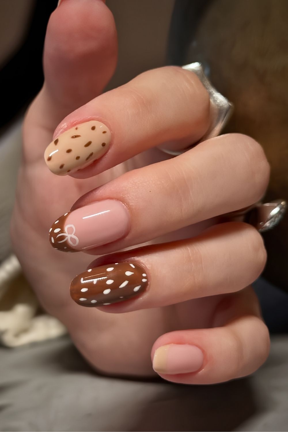 Braune und beige Bambi Naegel