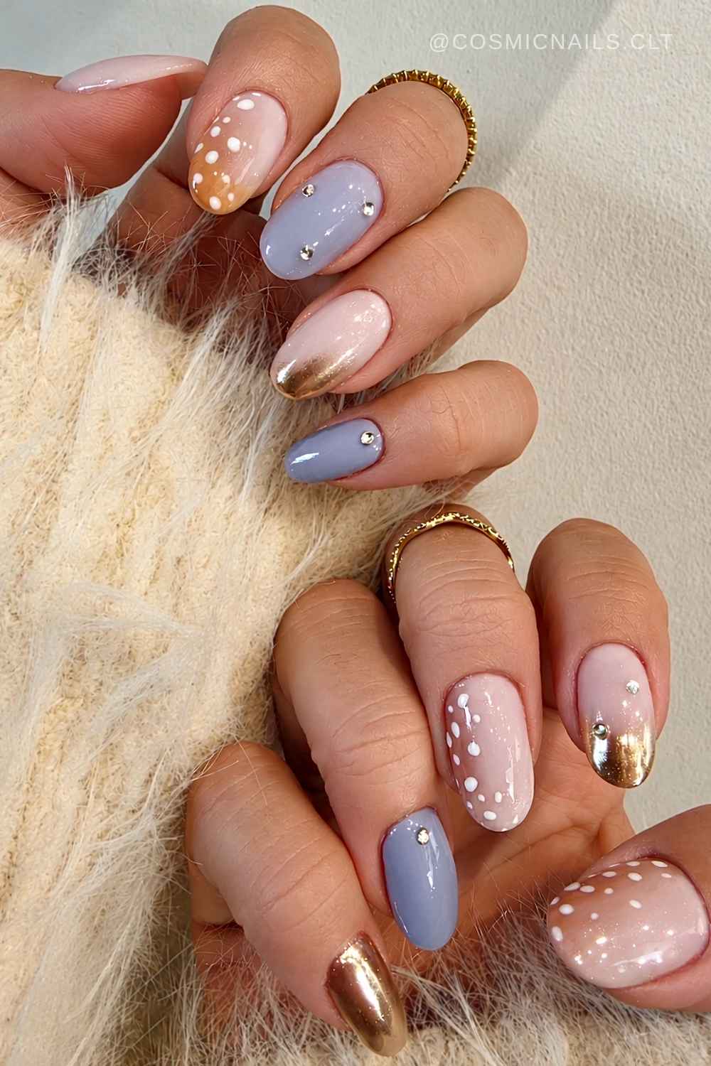 Braune und blaue Bambi Naegel mit Goldakzenten