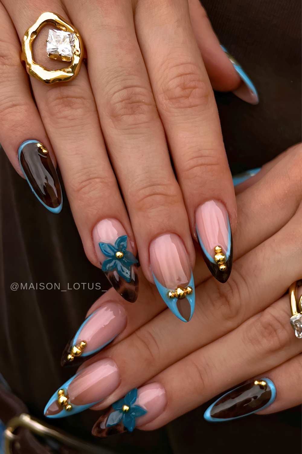 Braune und blaue Naegel mit 3D Blumen