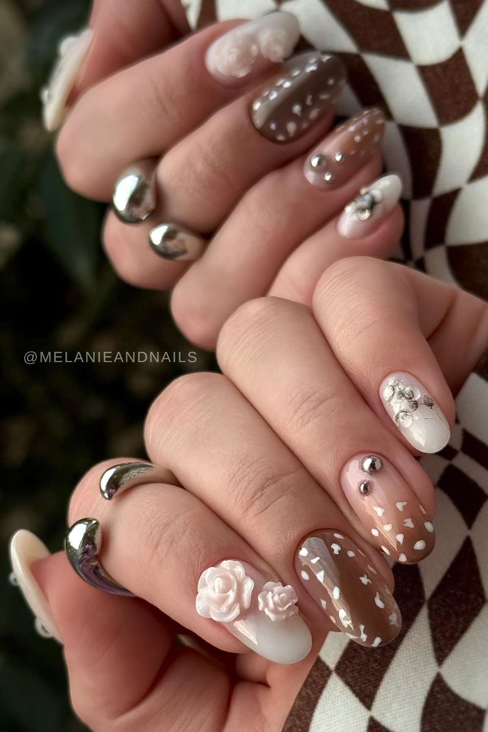 Braune und weisse Bambi Naegel mit Blumen
