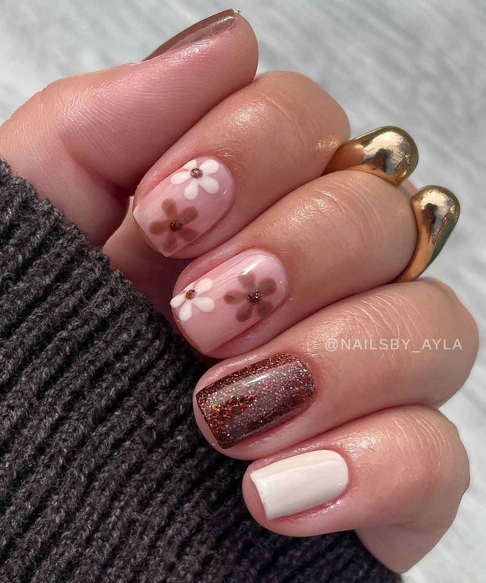 Braune und weisse Mani mit Blumen und Glitzer