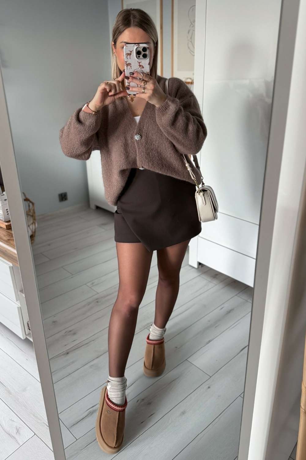 Brauner Minirock mit Cardigan und Mini Boots