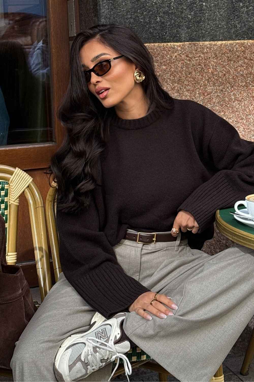 Brauner Pullover mit grauer Hose und Sneakern