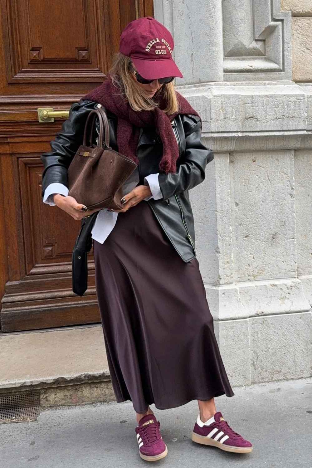 Brauner Satinrock mit Cap und Lederjacke