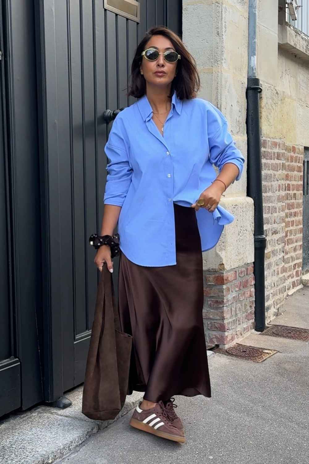 Brauner Satinrock mit blauem Oversize Hemd