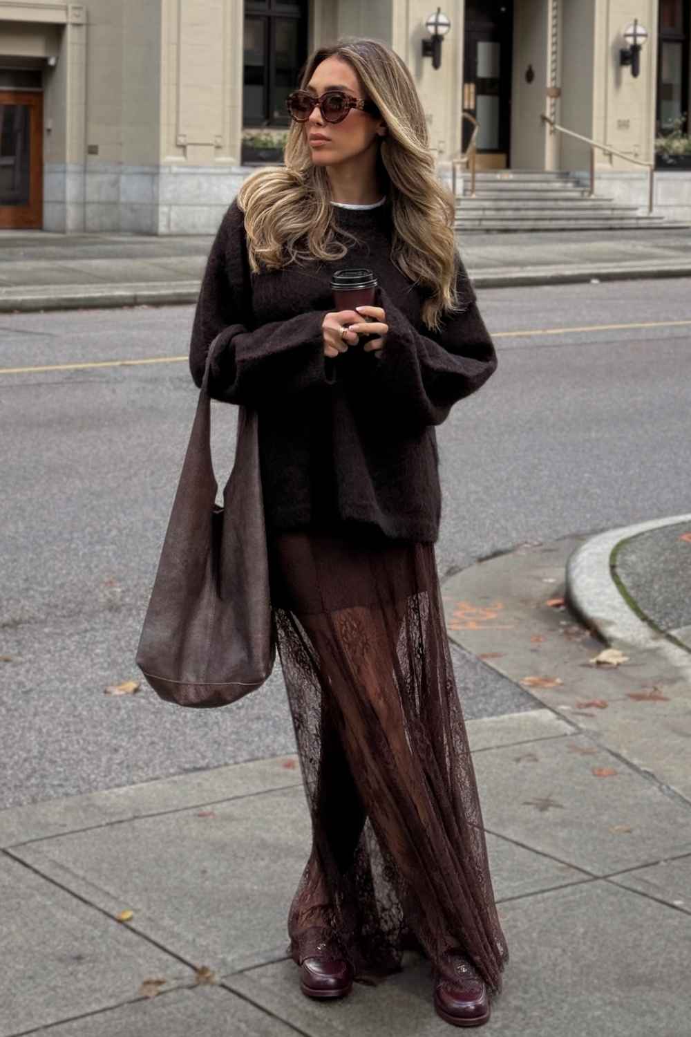 Brauner Spitzen Maxirock mit Oversize Pullover