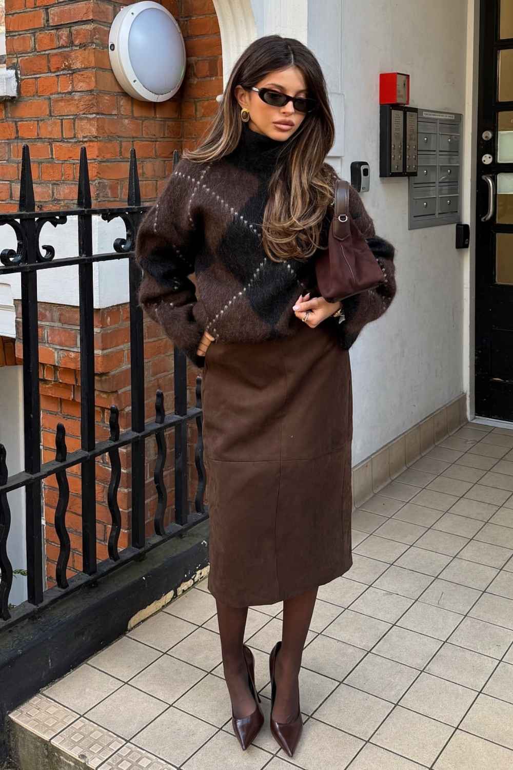 Brauner Wildleder Midirock mit Argyle Pullover