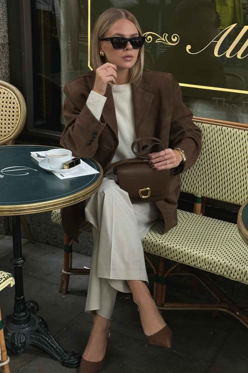Brauner Wildlederblazer mit cremefarbenem Pullover und grauer Hose