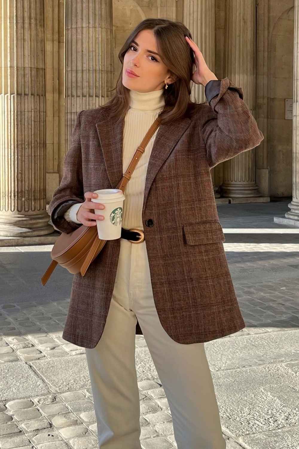 Brauner karierter Wollblazer mit cremefarbenem Rollkragen und Jeans
