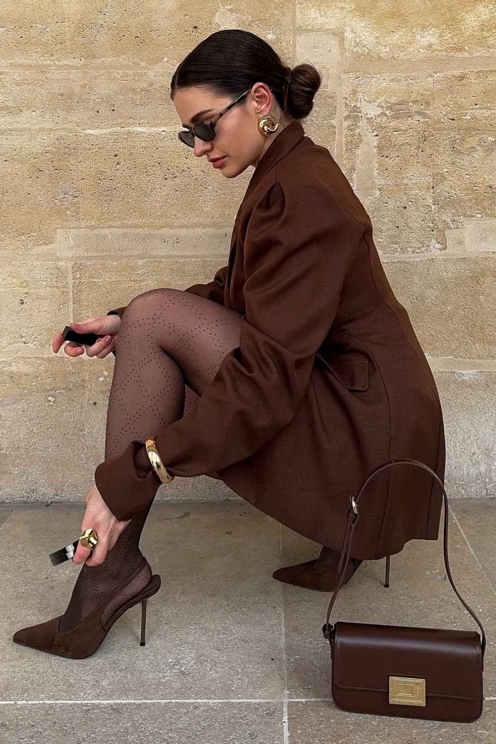 Braunes Blazerkleid mit Strumpfhose und Wildleder Heels