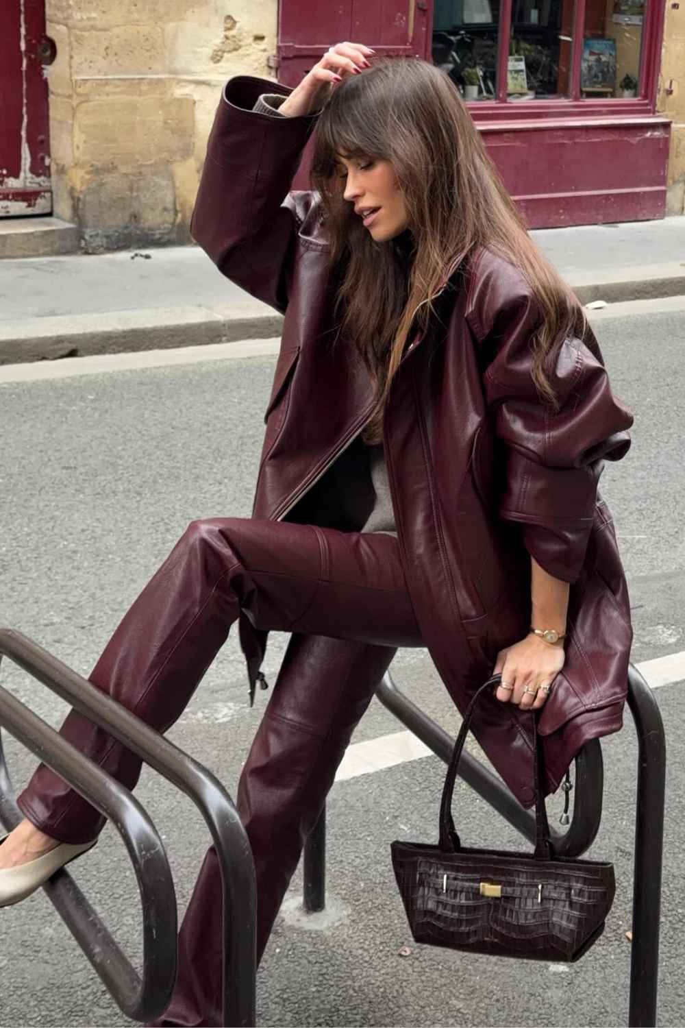 Burgunder Lederjacke mit passender Lederhose