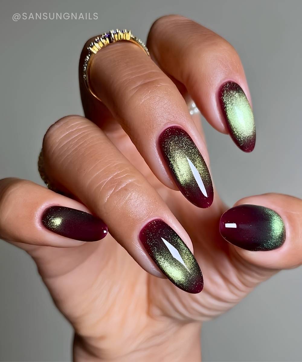 Burgundy cat eye mani mit gruenem schimmer