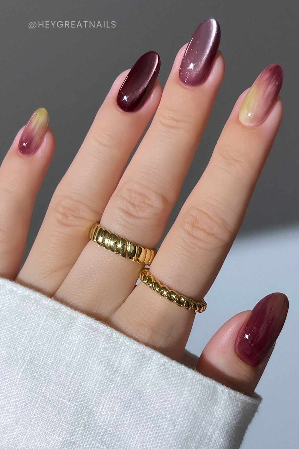 Burgundy cat eye mani mit olivgruenen akzenten