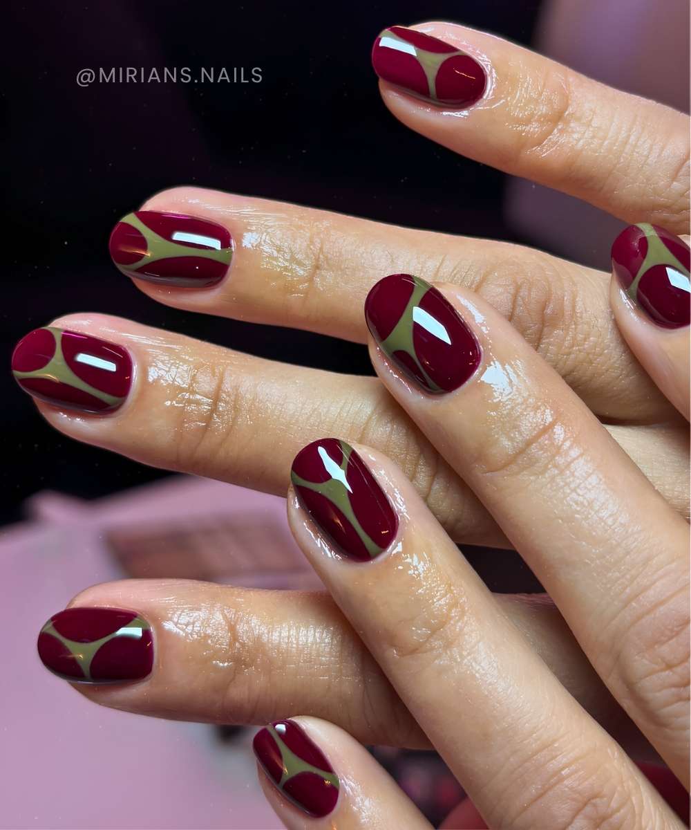 Burgundy naegel mit olivgruener line art