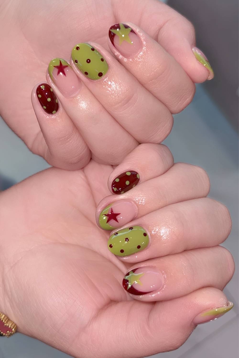 Burgundy und gruene naegel mit sternen und puenktchen