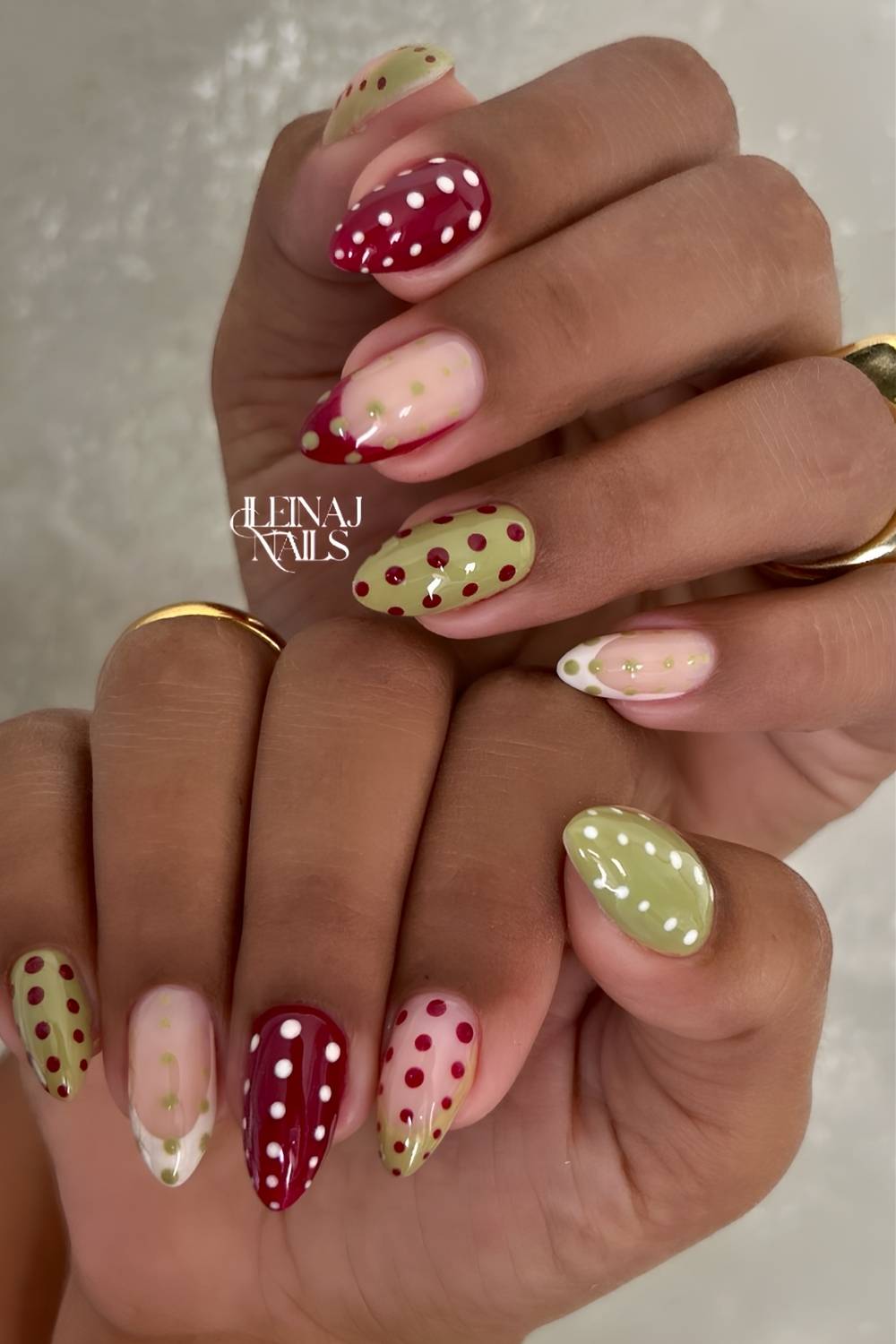 Burgundy und matcha gruene puenktchen mani