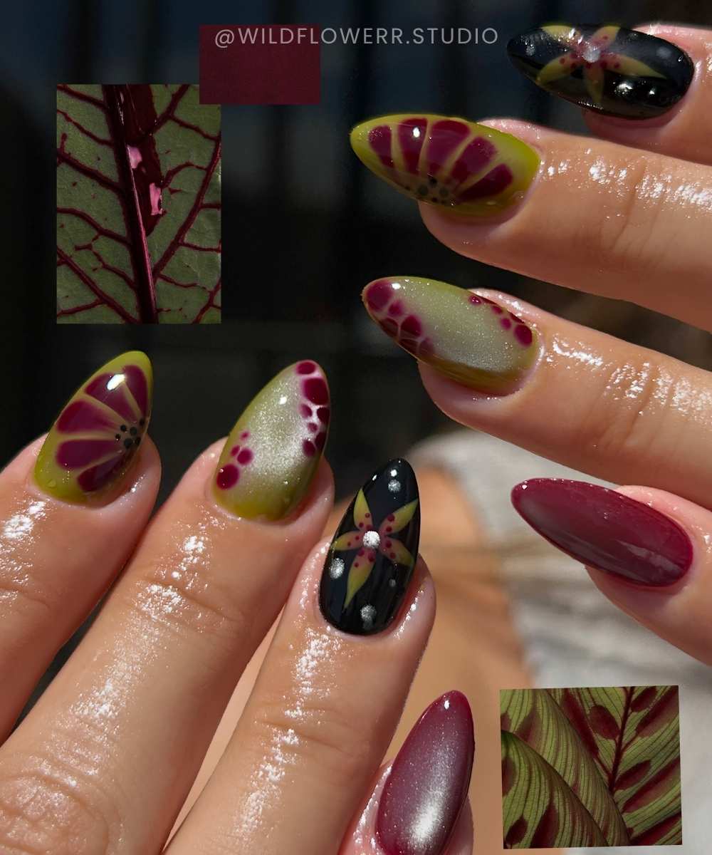 Burgundy und olivgruene cat eye mani mit blumen