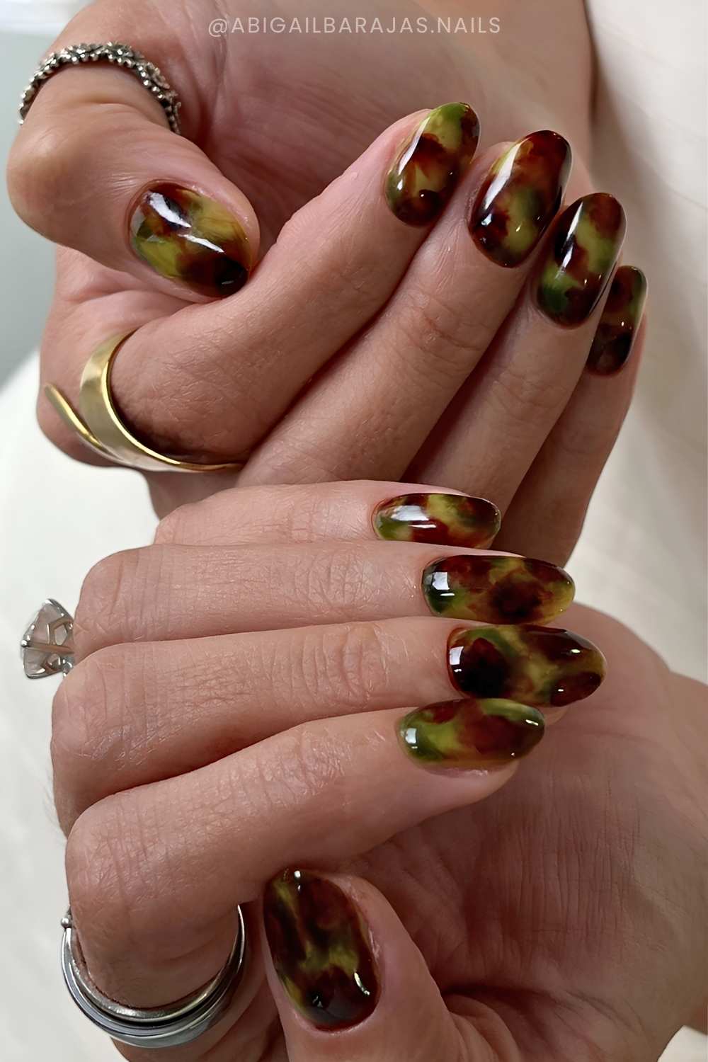 Burgundy und olivgruene marmor naegel