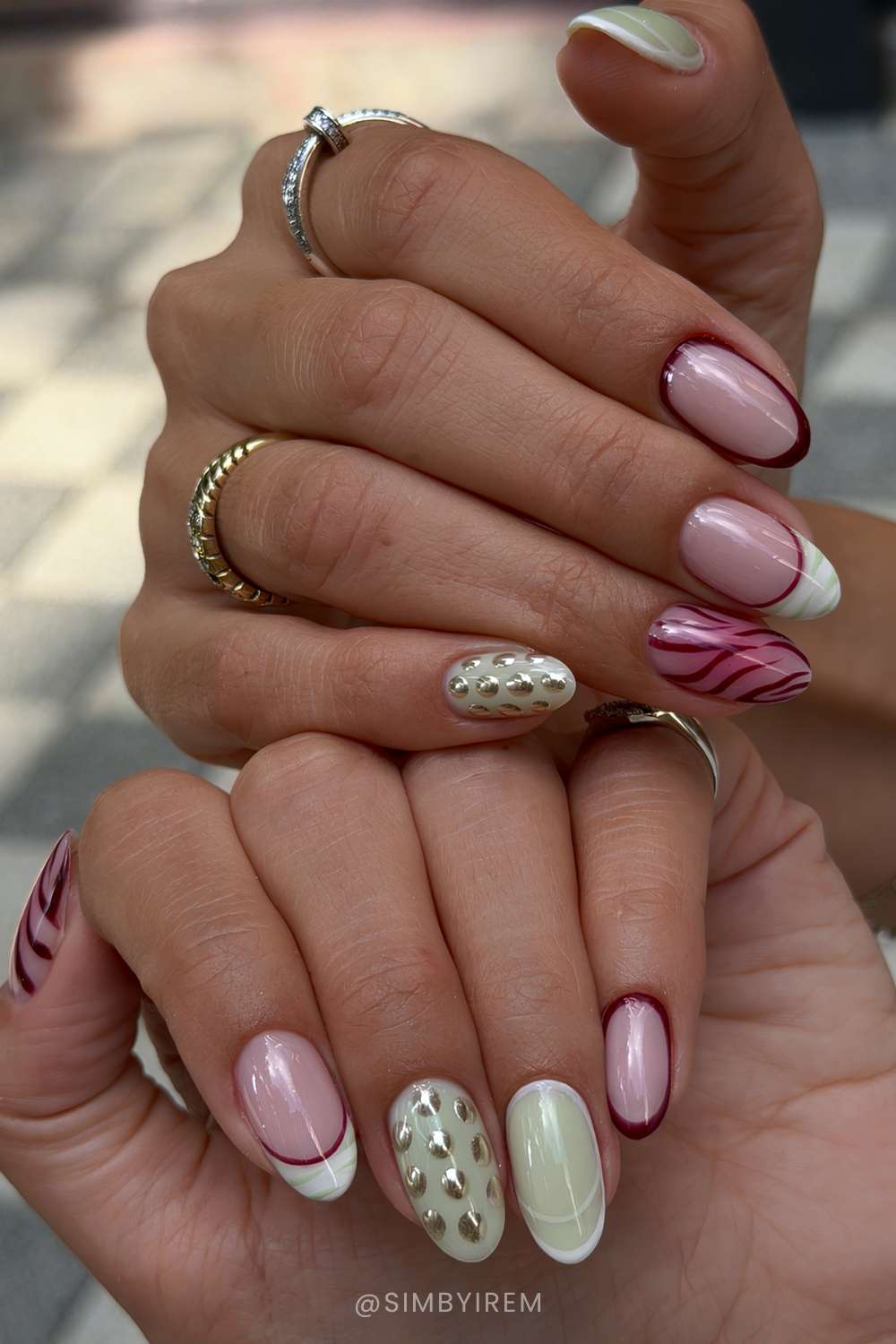 Burgundy und salbeigruene naegel mit punkten und animal print