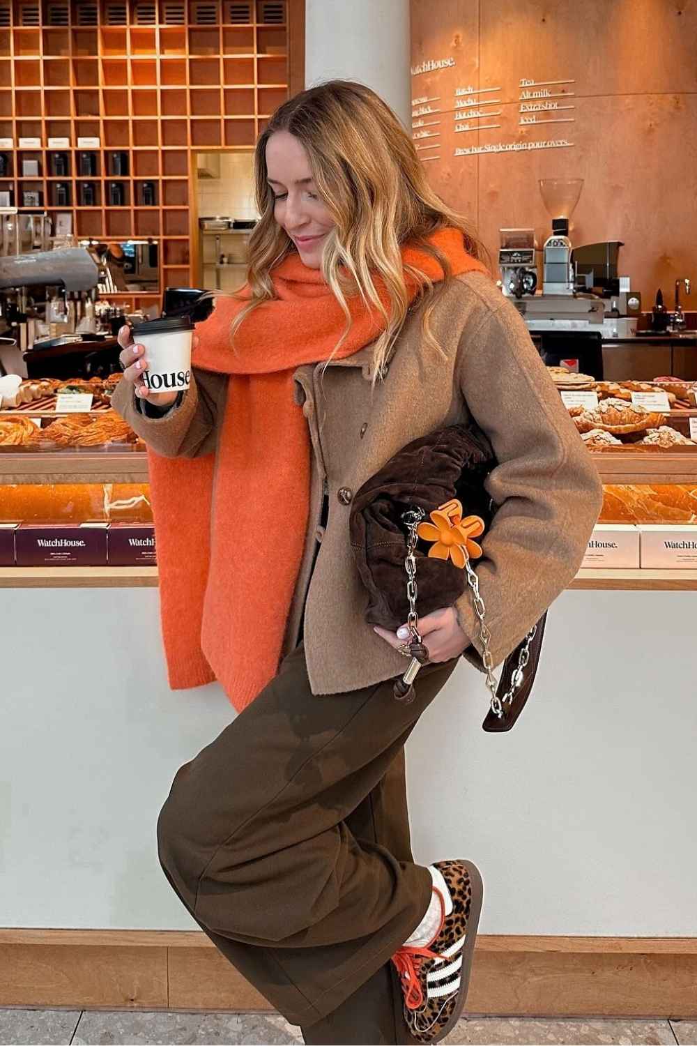 Camel Jacke mit orangem Schal und Leo Sneakern