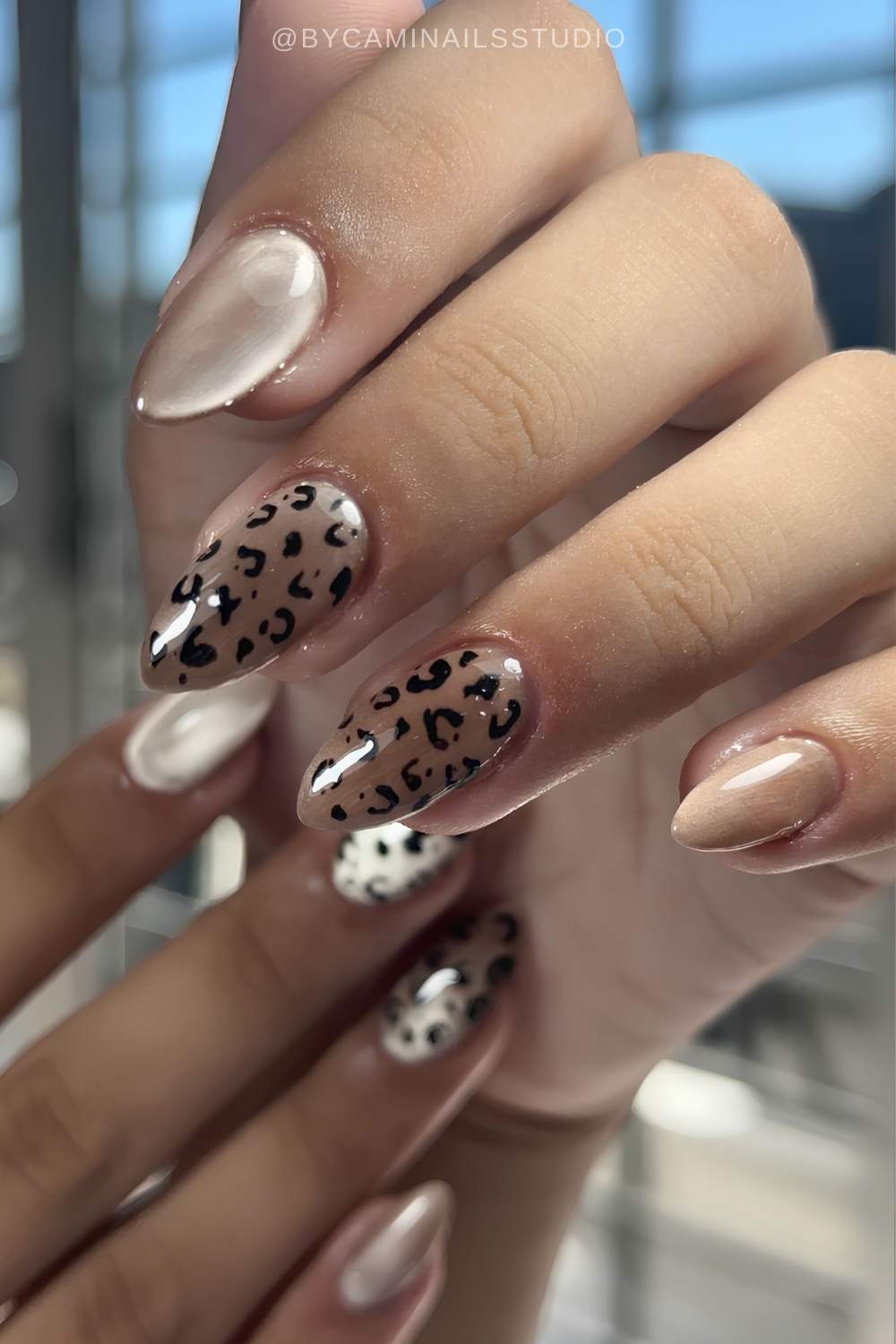 Champagner cat eye naegel mit leopardenflecken